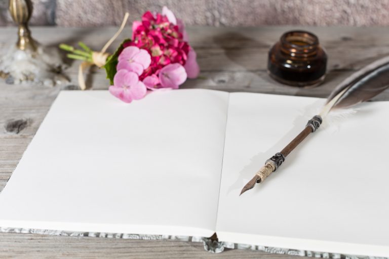 A pen and paper that symbolise intuitive writing
